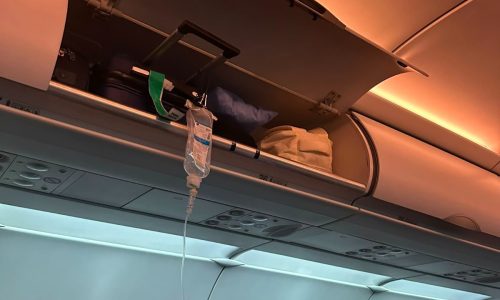 بطلة مجهولة على متن رحلة مصر للطيران MS780.. طبيبة مصرية تنقذ راكبًا من الموت بعد ساعتين من الصراع داخل الطائرة