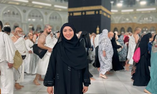 المطربة آية عبدالله تؤدي مناسك العمرة وتشارك جمهورها لحظات روحانية 🌙