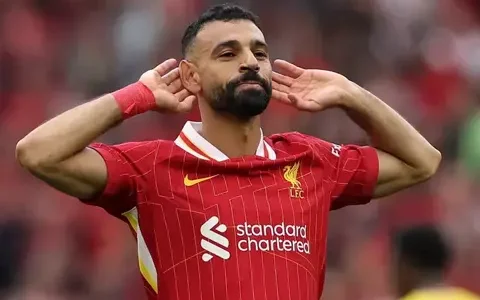 سلوت يحسم موقفه من مشاركة صلاح أمام جالاتا سراي.