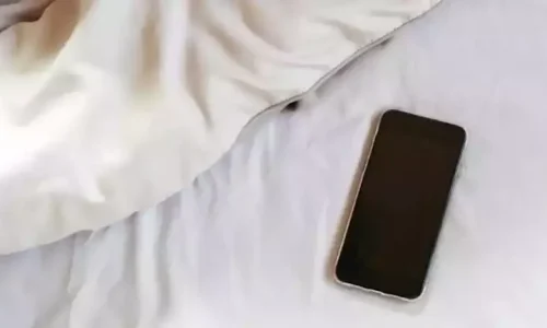لماذا ينصح بعدم ترك الهاتف تحت الوسادة أثناء النوم؟