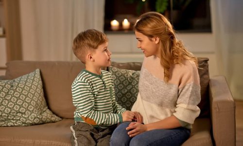 مروة الدالى …الإستماع الفعال للأطفال يعزز من الثقة والتواصل الفعال لديهم ” تعرف على بعض النصائح”