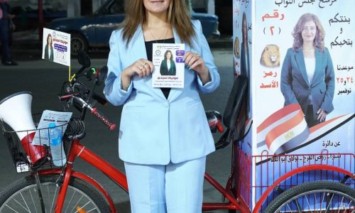 بالعجلة في شوارع شبرا.. مونيكا مرشحة مجلس النواب: “نزلت اشوف الناس على أرض الواقع والناس تشوفنى”