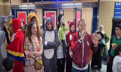 مشاركة فنية من الفنان القدير محمود عامر تُبهج الركاب داخل مترو العباسية برعاية إدارة الثقافة