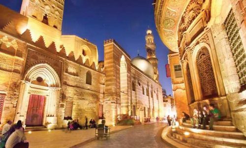 في قلب القاهرة… حكاية الزمن في شارع المعز.